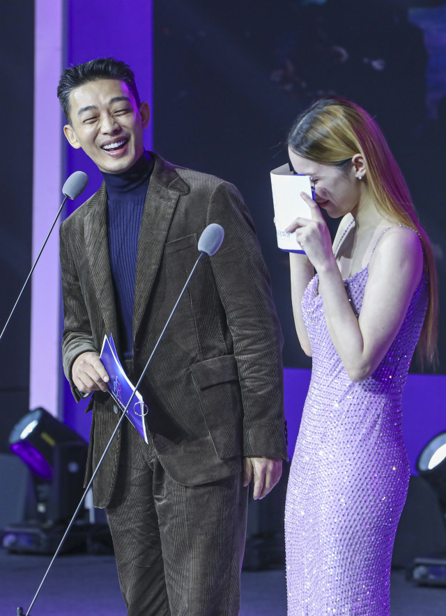 ‘2022 부일영화상’ 남녀주연상 시상자로 나선 배우 유아인과 전종서. 김종진 기자 kjj1761@