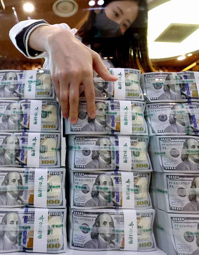 6일 서울 하나은행 본점 위변조대응센터에서 직원들이 달러화를 정리하고 있다. 연합뉴스