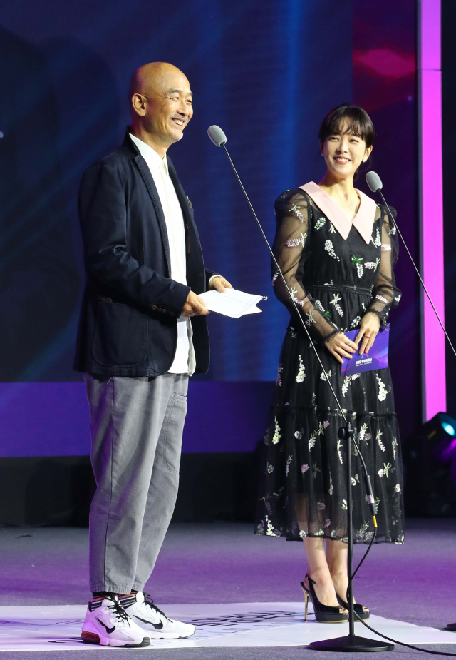 이준익 감독과 배우 한지민. 정종회 기자 jjh@