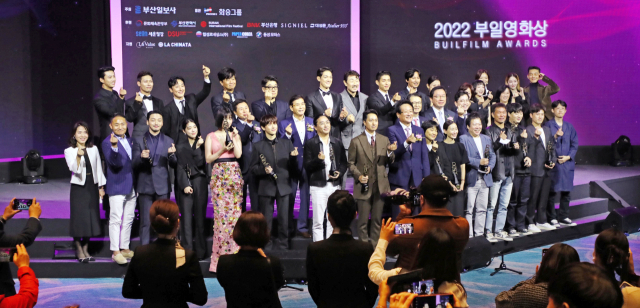 국내 최초의 영화상인 2022 부일영화상 시상식이 6일 부산 해운대구 시그니엘 부산 그랜드볼룸에서 열렸다. 수상자와 참석 내빈들이 기념 촬영을 하고 있다. 정종회 기자 jjh@