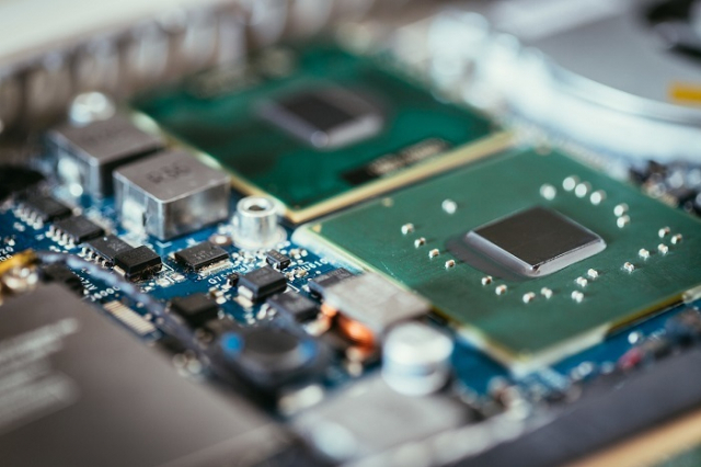 미국 상무부 산업안보국은 7일(현지시각) 반도체 및 반도체 생산장비에 대한 대 중국 수출통제 강화조치를 관보에 게재했다. 사진은 반도체 이미지 사진. 이미지투데이