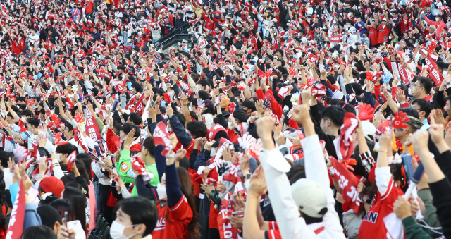 8일 부산 사직야구장에서 열린 롯데 자이언츠와 엘지 트윈스의 경기에서 마지막 경기에 나선 롯데 자이언츠 이대호가 1회말 1타점 2루타를 치자 경기장을 가득 메운 팬들이 열광하고 있다. 정종회 기자 jjh@