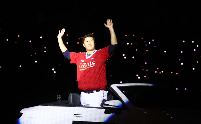 8일 부산 사직야구장에서 열린 롯데 자이언츠 이대호 선수의 은퇴식에서 이 선수가 차량에 탑승한 채 경기장을 순회하며 팬들과 작별의 시간을 갖고 있다. 정종회 기자 jjh@