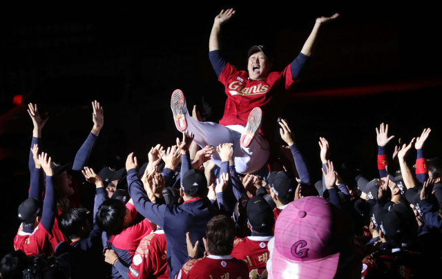 8일 부산 사직야구장에서 열린 롯데 자이언츠 이대호 선수의 은퇴식에서 동료 선수들이 이대호를 헹가레치며 작별을 고하고 있다. 정종회 기자 jjh@