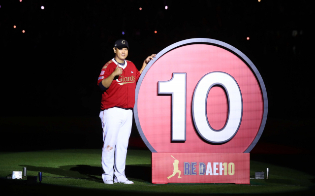 8일 부산 사직야구장에서 열린 롯데 자이언츠 이대호 선수의 은퇴식에서 이 선수가 영구결번 번호 앞에서 포즈를 취하고 있다. 정종회 기자 jjh@
