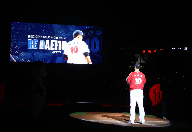 8일 부산 사직야구장에서 열린 롯데 자이언츠 이대호 선수의 은퇴식에서 이 선수가 회고 영상을 보며 감회에 젖어 있다. 정종회 기자 jjh@