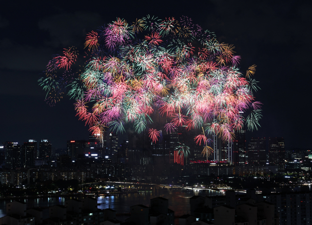 8일 오후 서울 여의도 한강공원 일대에서 열린 '한화와 함께하는 서울세계불꽃축제 2022'에서 화려한 불꽃이 밤하늘을 수놓고 있다. 3년 만에 열리는 이번 행사의 주제는 '위 호프 어게인'이다. 코로나19로 지친 일상을 위로하고 다시 꿈과 희망의 불꽃을 쏘아 올린다는 의미다. 연합뉴스
