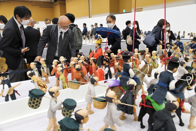 3년 만에 부산을 찾은 일본 측 관계자들이 조선통신사 기록물 유네스코 세계기록유산 등재 5주년 특별전에 전시된 작품을 감상하고 있다. 부산문화재단 제공