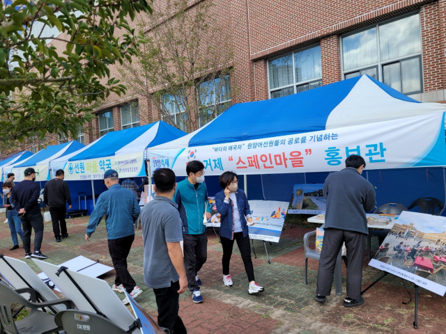 8일 열린 원양축제의 거제 스페인 마을 홍보관 모습. 익투스홀딩스 제공