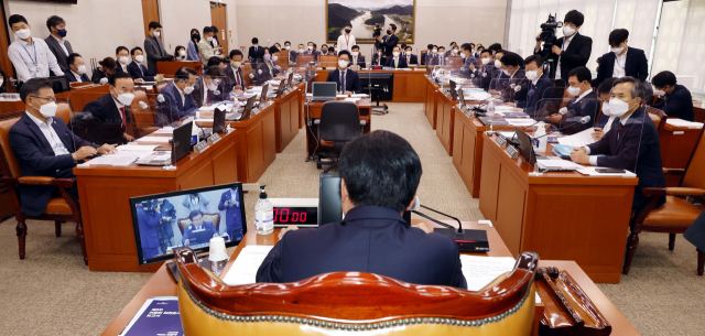 6일 국회 농림축산식품해양수산위원회에서 열린 국정감사에서 정부가 일본의 후쿠시마원전 오염수 해양 방류에 대한 대응에 손을 놓고 있다는 질타가 이어졌다. 국회사진기자단