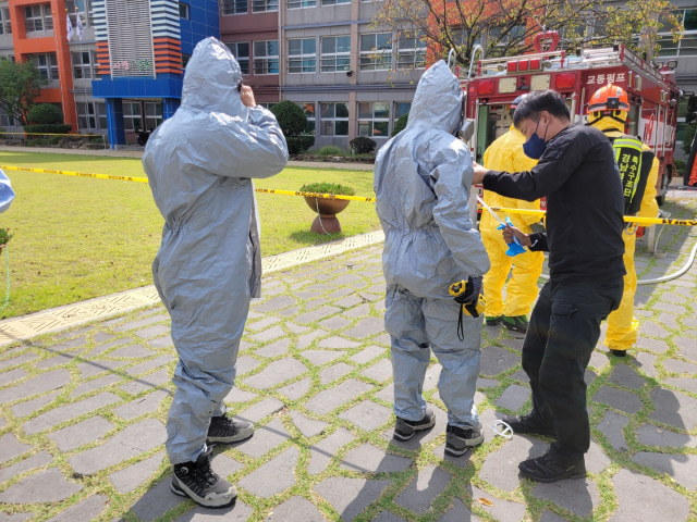 포르말린 누출 사고가 난 밀양의 고등학교 현장. 경남소방본부 제공