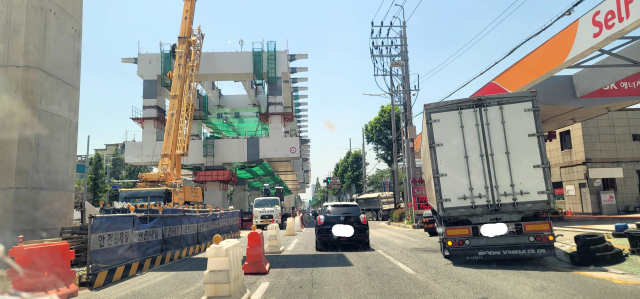 사업 기간 연장을 거듭하고 있는 도시철도 양산선이 2026년 1월 개통될지에 지역민의 관심이 집중되고 있다. 건설 공사 중인 가칭 북정역 현장.