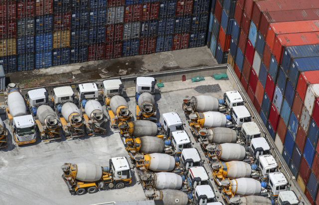 10일부터 조업 중단을 예고한 중소 레미콘업체들이 협상을 이어가기 위해 조업중단 시작일을 일단 미뤘다. 부산 남구의 한 업체에 레미콘 차량들이 주차되어 있다. 김종진 기자 kjj1761@