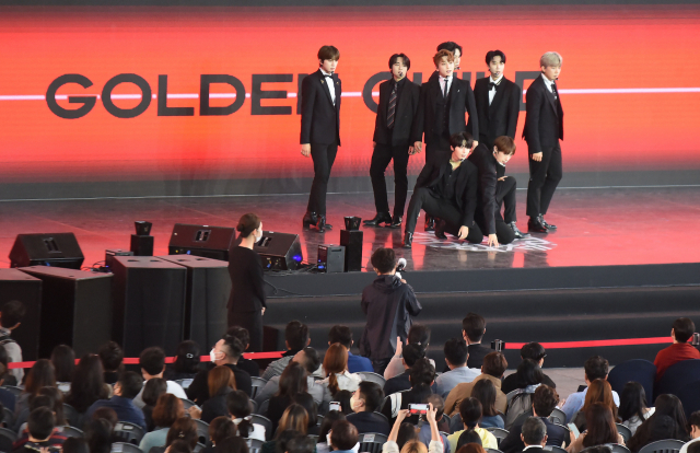 오픈토크 무대에 올라 관객을 만난 량차오웨이와 영화 ‘브로커’ 팀(위에서부터), 디즈니 플러스 ‘커넥트’, 아시아콘텐츠어워즈 축하공연 모습. 문경덕·안지현 인턴기자