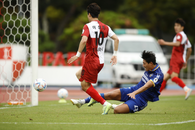 부산아이파크 이상헌(왼쪽)이 9일 부산아시아드 보조경기장에서 열린 충남아산과의 홈 경기에서 팀의 세 번째 골을 넣고 있다. 부산아이파크 제공