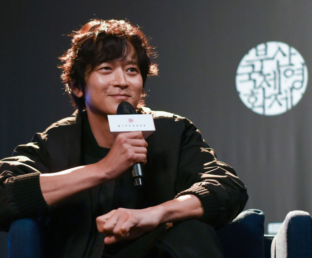 배우 강동원이 9일 오후 부산 해운대구 KNN시어터에서 열린 제27회 부산국제영화제(BIFF) '액터스 하우스'에 참석해 인사말을 하고 있다. 안지현 인턴기자