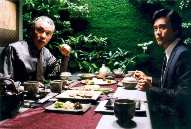 영화 '달콤한 인생'의 한 장면. 김지운 감독은 “이 장면은 퓨전 한식집에서 찍었다”며 “공간의 구도가 좋았다”고 설명했다.CJ ENM 제공