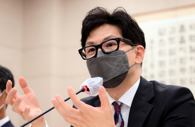 한동훈 법무부 장관이 6일 국회 법제사법위원회에서 열린 법무부·대한법률구조공단·한국법무보호복지공단 등에 대한 국정감사에서 의원질의에 답변하고 있다. 연합뉴스