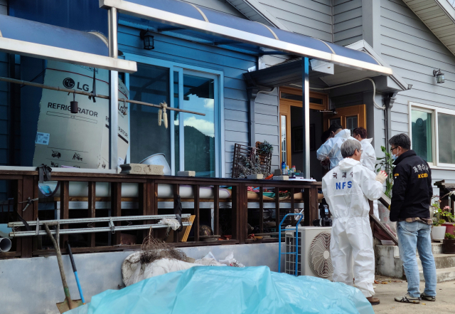 전북 무주군 '일산화가스 중독 추정' 사고현장에서 10일 경찰이 국립과학수사연구원과 함께 현장 합동 감식을 하고 있다. 연합뉴스