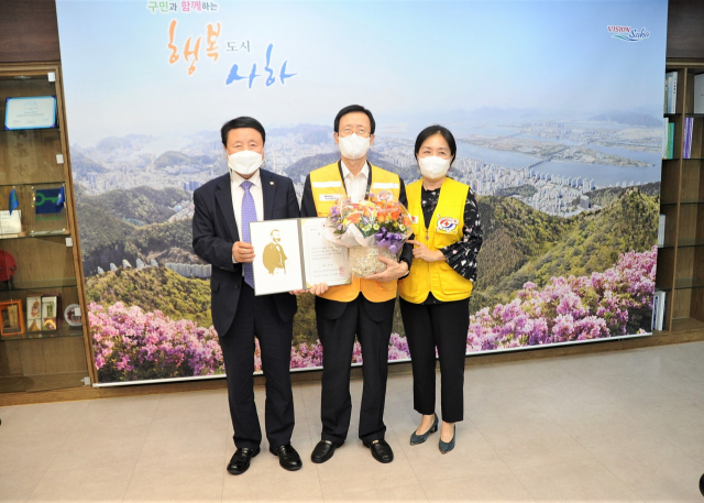 서정의(맨 왼쪽) 대한적십자사 부산지사 회장과 이갑준(가운데) 사하구청장.