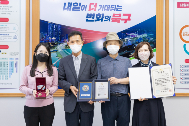 북구청, 6·25전쟁 참전 유공자 유족에게 화랑무공훈장·훈장증 전수