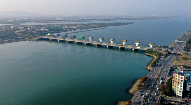 올해부터 상시 개방된 낙동강 하굿둑 일대 모습. 낙동강 오염은 시민 건강 문제를 넘어 다방면에서 서부산권 발전에 큰 악영향을 미칠 가능성이 높다. 부산일보DB