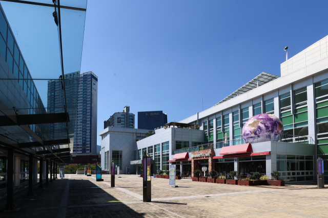 부산 기초단체 문화회관 중 발 빠르게 민간 예술 전문가를 공개 채용한 바 있는 금정문화회관.