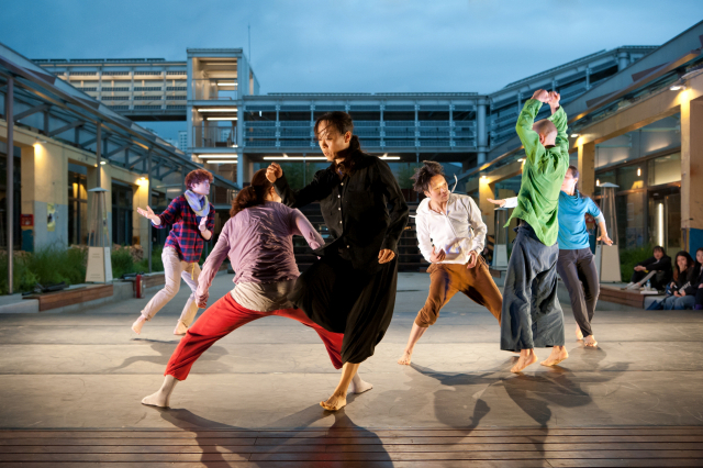 예술가·문화예술단체와의 협업을 통해 지역문화공간의 역할과 지평을 넓히고 있는 F1963의 ‘2018 부산국제즉흥춤축제’ 모습.