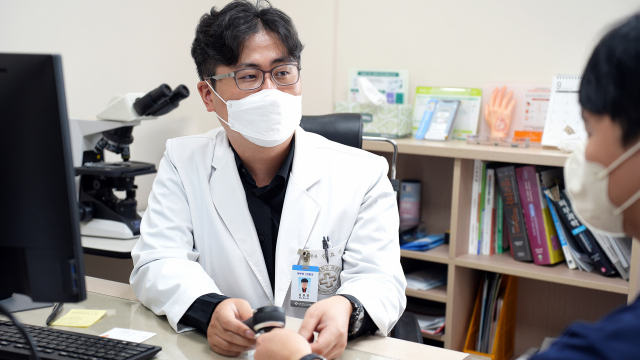 인제대학교 부산백병원 피부과 김효진 교수가 손톱 무좀 환자를 진료하고 있다. 부산백병원 제공
