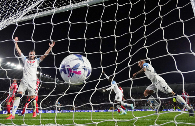 10일 열린 이탈리아의 조반니 지니 경기장에서 열린 나폴리와 크레모네세의 세리에A 경기에서 나폴리의 히오바니 시메오네을 결승 골을 넣고 있다. 신화연합뉴스