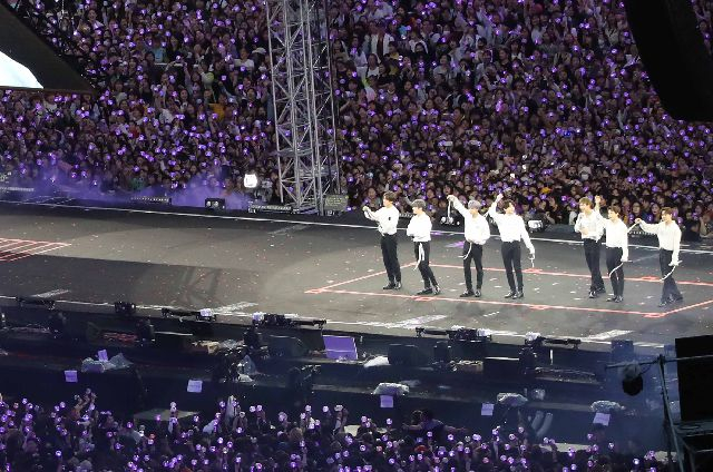 사진은 지난 2019년 부산 아시아드 보조경기장에서 방탄소년단(BTS)이 2차 팬 미팅·콘서트를 하고 있는 모습. 부산일보DB