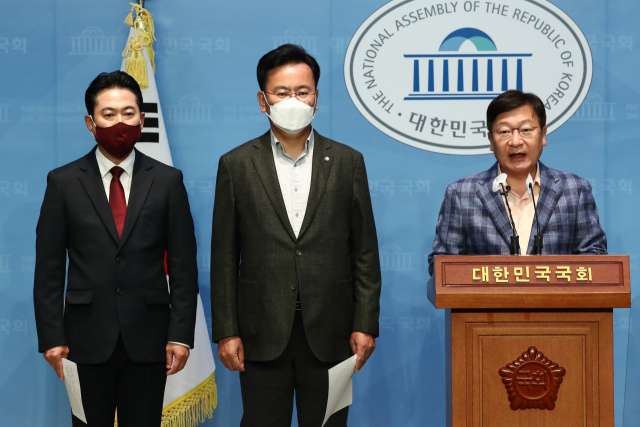 국회 법제사법위원회 정점식 국민의힘 간사 등 국민의힘 의원들이 10일 국회 소통관에서 감사원 국정감사와 관련한 기자회견을 하고 있다. 왼쪽부터 장동혁, 유상범, 정점식 의원. 연합뉴스