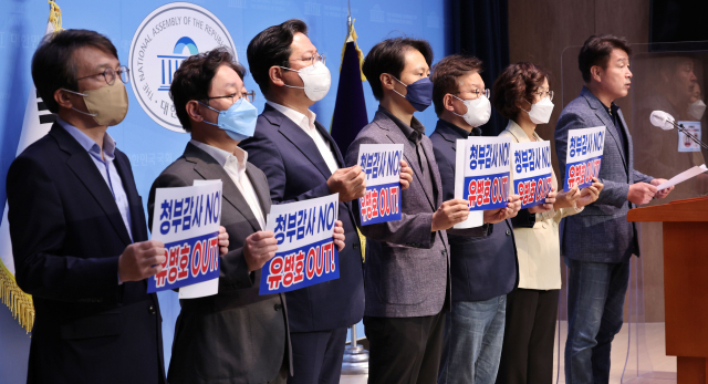 기동민 간사 등 국회 법제사법위원회 소속 더불어민주당 의원들이 10일 서울 여의도 국회 소통관에서 감사원 국정감사와 관련한 기자회견을 갖고 감사위원 전원 출석, 이관섭 대통령비서실 국정기획수석의 출석, 감사원 제출 거부 자료의 완전한 제출 등을 요구하고있다. 왼쪽부터 김의겸, 박범계, 김승원, 이탄희, 권칠승, 권인숙, 기동민 의원. 연합뉴스