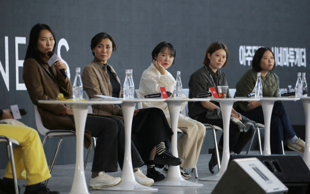 왼쪽부터 김보라 감독, 김초희 감독, 윤단비 감독, 이민휘 음악감독, 이우정 감독. 문경덕 인턴기자