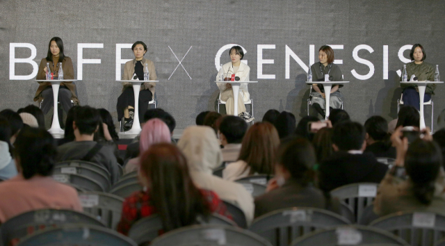 왼쪽부터 김보라 감독, 김초희 감독, 윤단비 감독, 이민휘 음악감독, 이우정 감독. 문경덕 인턴기자