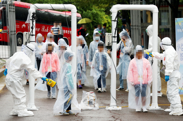 사진은 과거 부산 아시아드보조경기장에서 열린 '고리 방사능방재 합동훈련'에서 기장군 고리원전 인근 지역에서 대피한 학생들이 방사능 오염 검사를 받고 있는 모습. 부산일보DB