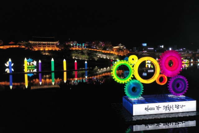 남강 물 위에 설치된 유등. 진주시 제공