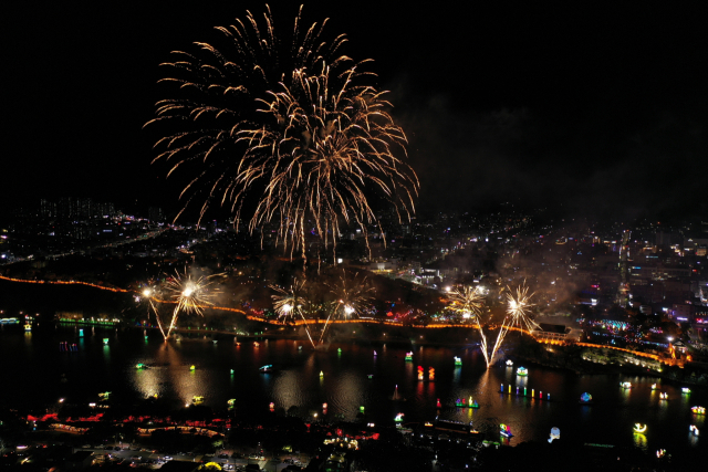 축제 개막일 선보인 수상 멀티미디어 불꽃쇼. 진주시 제공