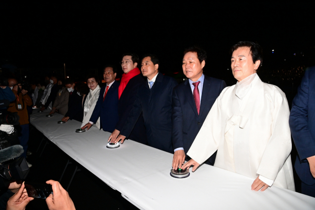 10일 오후 축제 개막식에서 박완수 경남도지사, 조규일 진주시장, 강민국·박대출 국회의원이 초혼점등을 하고 있다. 진주시 제공