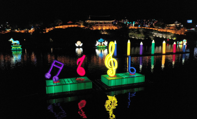 남강 물 위에 설치된 유등. 진주시 제공