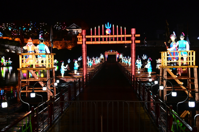 배다리 등(燈)으로 만든 제1부교. 진주시 제공