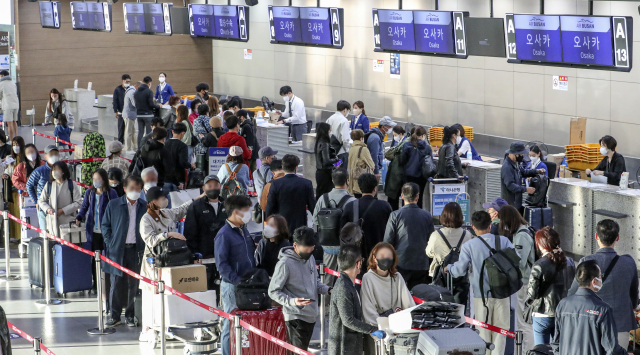 일본에 한국인 무비자 관광이 2년7개월 만에 재개된 11일 오전 부산 김해국제공항 국제선 청사가 비행기를 타려는 승객들로 활기를 띠고 있다. 김종진 기자 kjj1761@