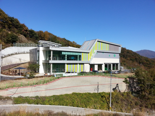 증설 사업비와 사업 기간이 애초 계획보다 대폭 증액되고 늘어난 양산시의 바이오가스화시설(음식물 쓰레기 처리시설) 전경. 양산시 제공