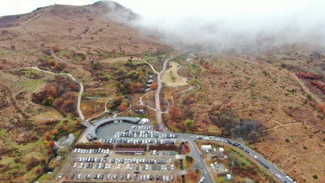 황매 평원, 봄 진분홍 산철쭉 산상 화원 이루고 가을이면 은빛 물결처럼 일렁이는 억새 장관. 합천군 제공