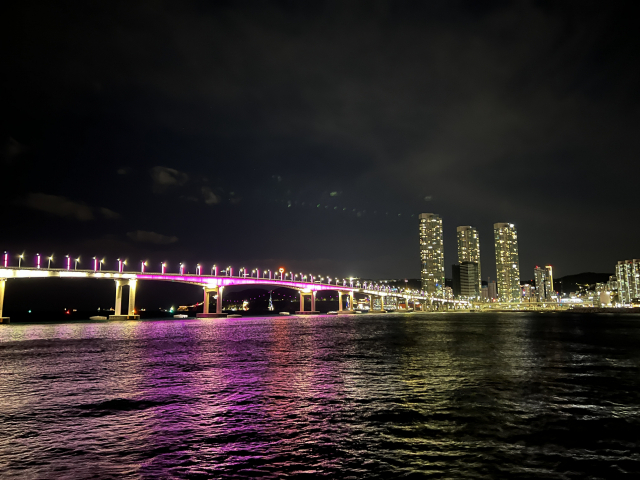 오는 15일 방탄소년단의 2030부산세계박람회 유치 기원 콘서트를 앞두고 야간 시간 부산 주요 랜드마크에 보라색 불빛을 점등하는 퍼포먼스가 펼쳐지고 있다. 보라색 불빛을 점등한 남항대교. 부산시 제공