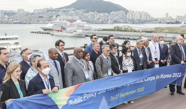 주한 외교사절단이 지난달 26일 부산 동구 부산국제여객터미널 하늘공원에서 2030 부산엑스포 부지를 살펴보며 북항 통합개발 사업에 관해 설명을 듣고 기념촬영을 하고 있다. 부산시는 27일 까지 핀란드, 페루 등 10개국 대사를 포함한 28개국 외교사절단과 아시아산림협력기구 관계자를 초청해 재난안전과 스마트시티 관련 우수 정책 현장을 둘러보며 2030부산세계박람회 지지를 요청한다. 김종진 기자 kjj1761@
