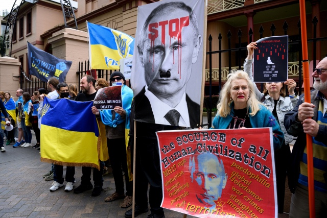 11일 호주 시드니 뉴사우스웨일스주(NSW) 의회 건물 앞에서 시민들이 우크라이나 수도 키이우를 비롯한 도시 곳곳에 대규모 폭격을 퍼부은 러시아에 반대하며 시위를 벌이고 있다. EPA연합뉴스