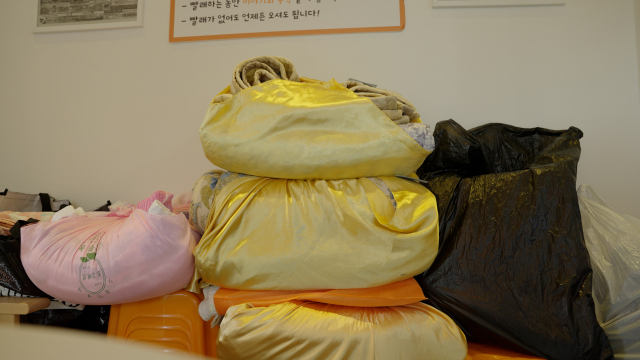 금색보자기의 향연입니다. 여름 이불이 빨래방으로 오기 시작하면서 계절의 변화를 느낍니다.