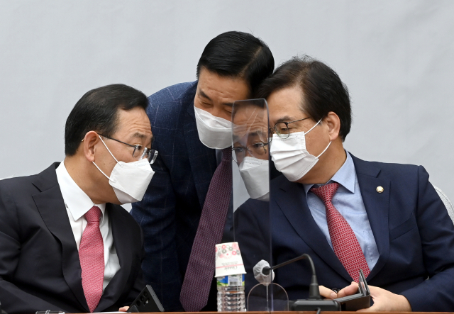국민의힘 주호영 원내대표(왼쪽)가 11일 서울 여의도 국회에서 열린 국감대책회의에서 신원식 의원(가운데), 송언석 원내수석부대표와 대화하고 있다. 연합뉴스