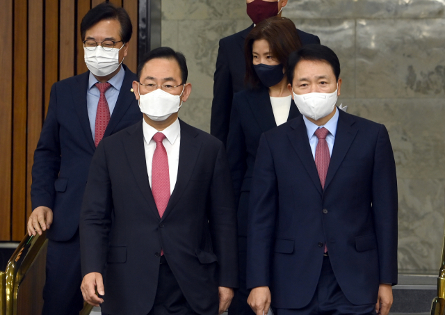 국민의힘 주호영 원내대표와 성일종 정책위의장이 11일 서울 여의도 국회에서 열린 국감대책회의에 참석하고 있다. 연합뉴스